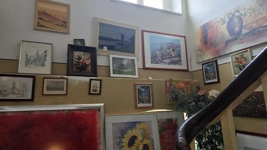 Das Treppenhaus: Bilder bis unter die Decke