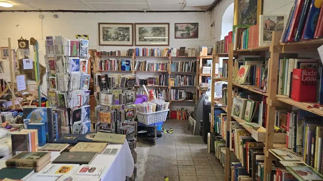 Die Bücherecke mit Grußkarten und CDs