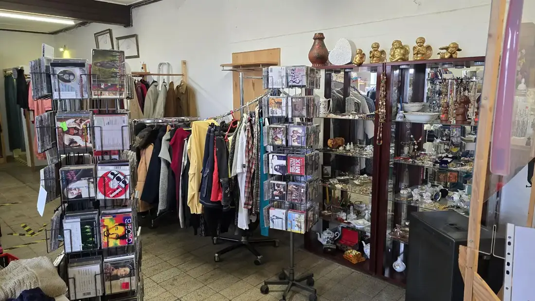 Modeschmuck, CDs und Kleidung